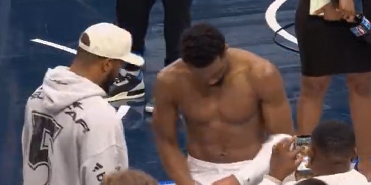 华体会华体会hth-一身腱子肉！米切尔赢球后心情大好 光膀子与NFL球星聊天